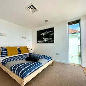Seaside Panorama Retreat: Beachfront Comfort For Four Bournemouth