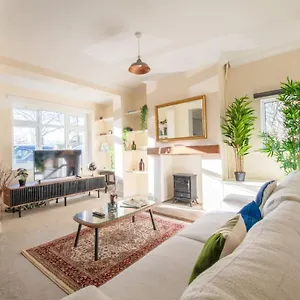 Charming Getaway In Altrincham