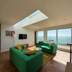 Panoramic Sea View Studio: Beachside Comfort For Three Bournemouth